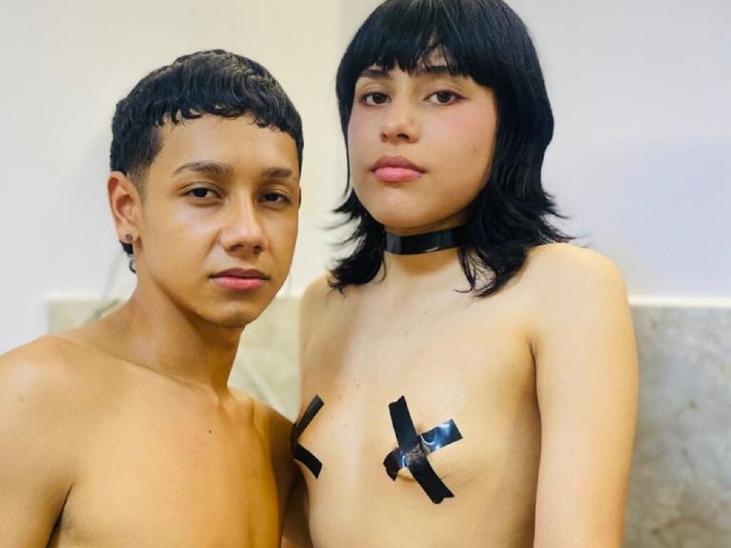 ChloeAndGrey's Webcam 