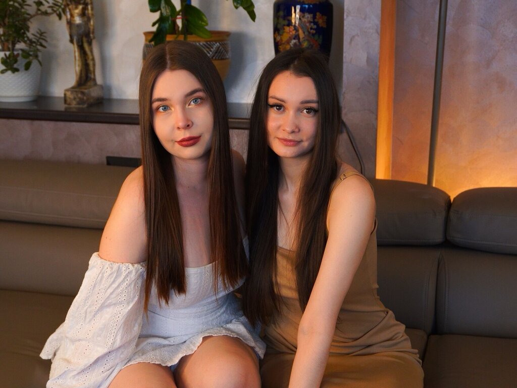 GussieAndErlina's Webcam 