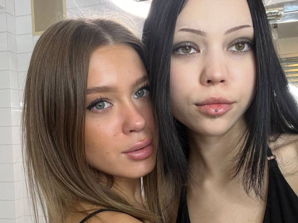 RebekahAndGwen's Webcam 