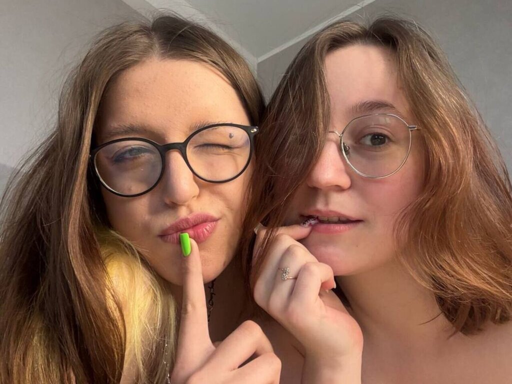 ZeldaAndLynna's Webcam 